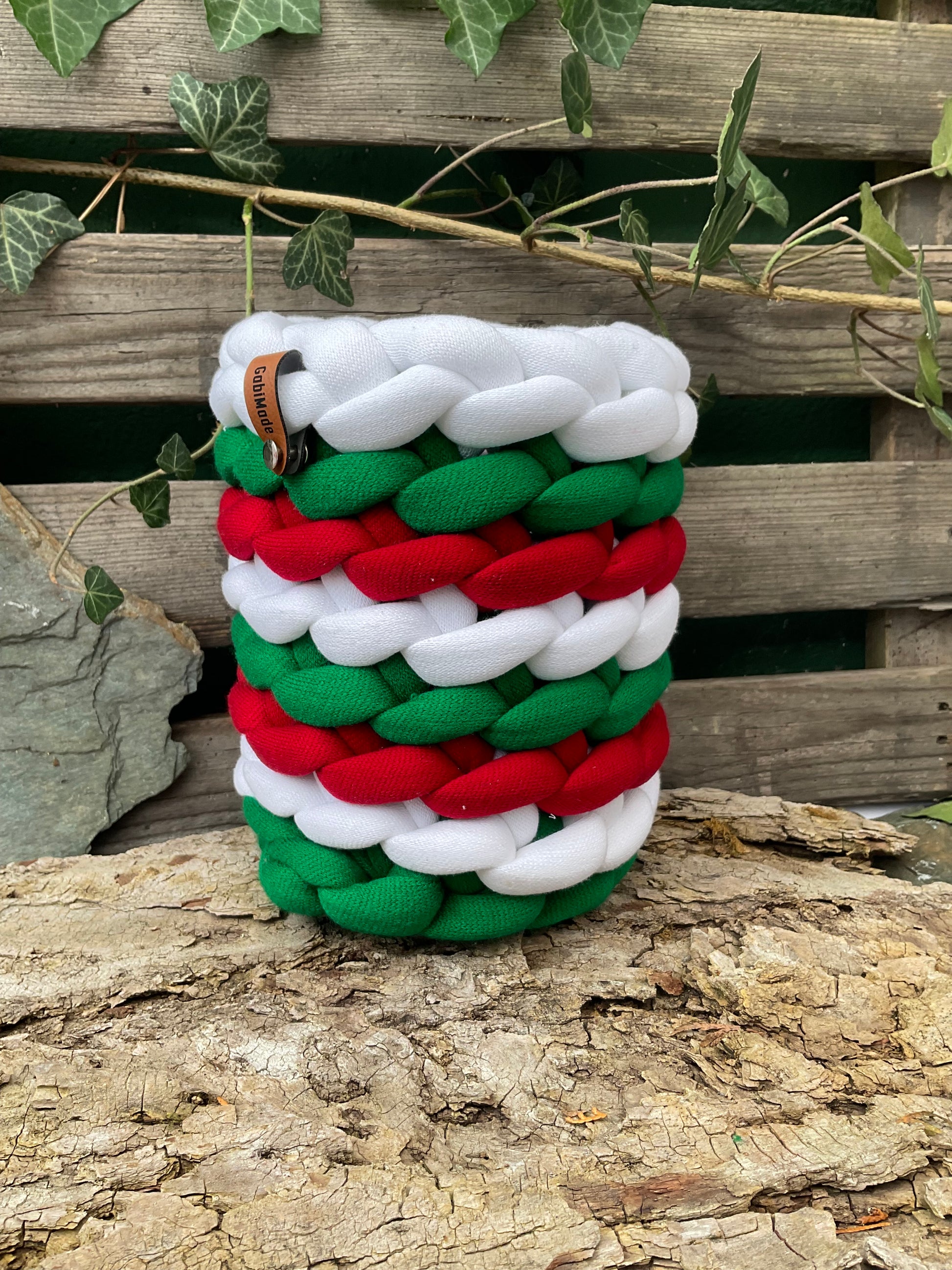 Eine gestrickte weihnachtliche Vase
