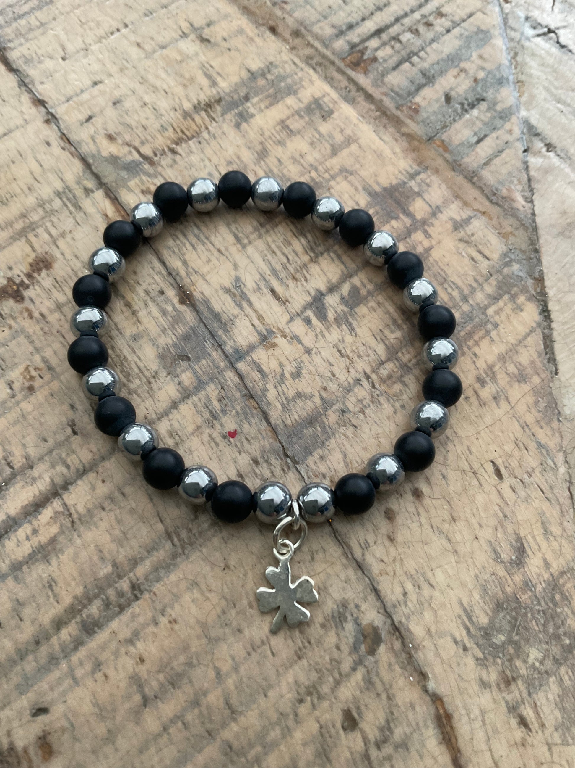 Ein Perlenarmband mit Glücksklee Anhänger 