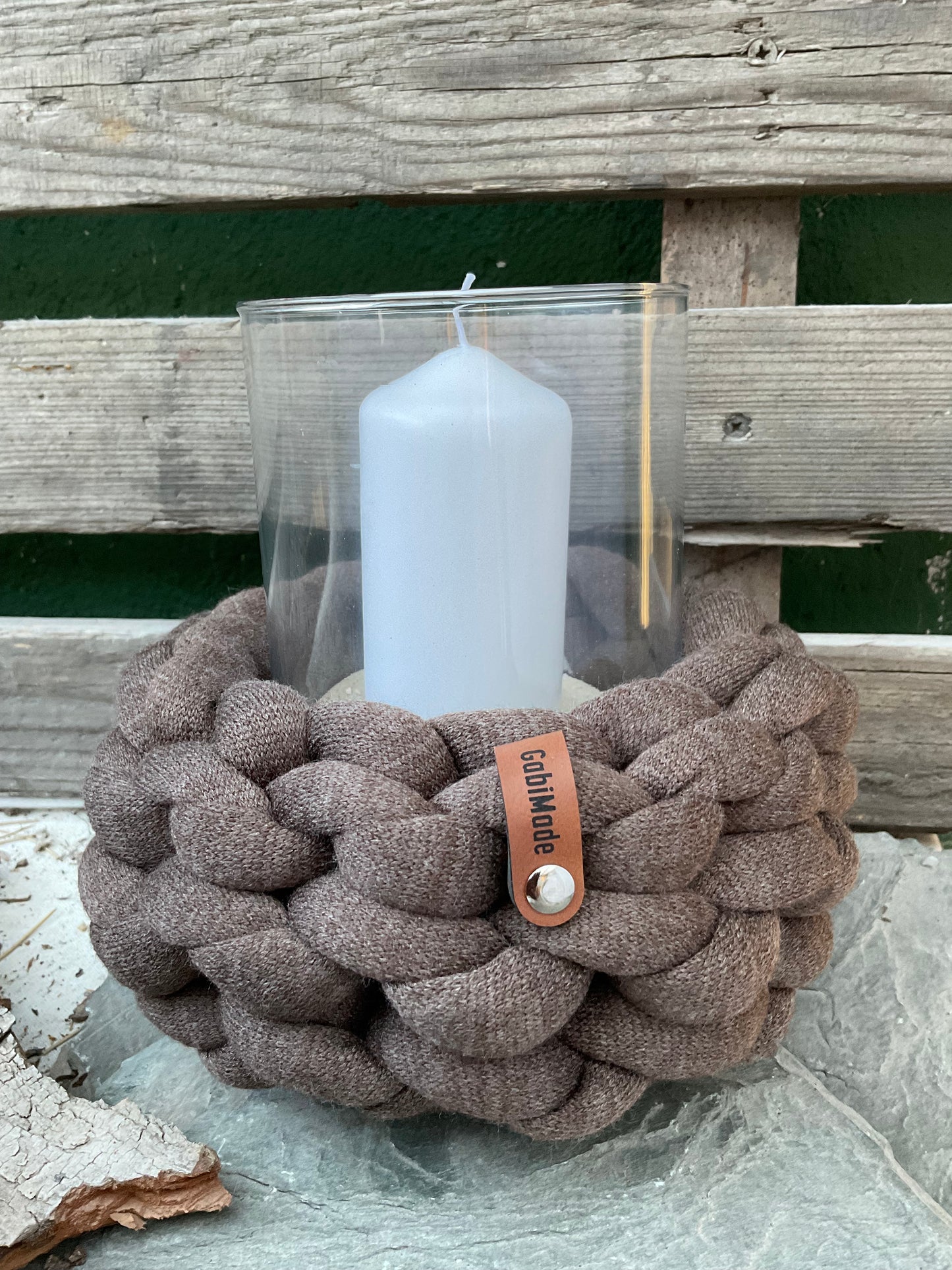 Ein gestricktes brauen Windlicht in M mit Glaseinsatz und Kerze 