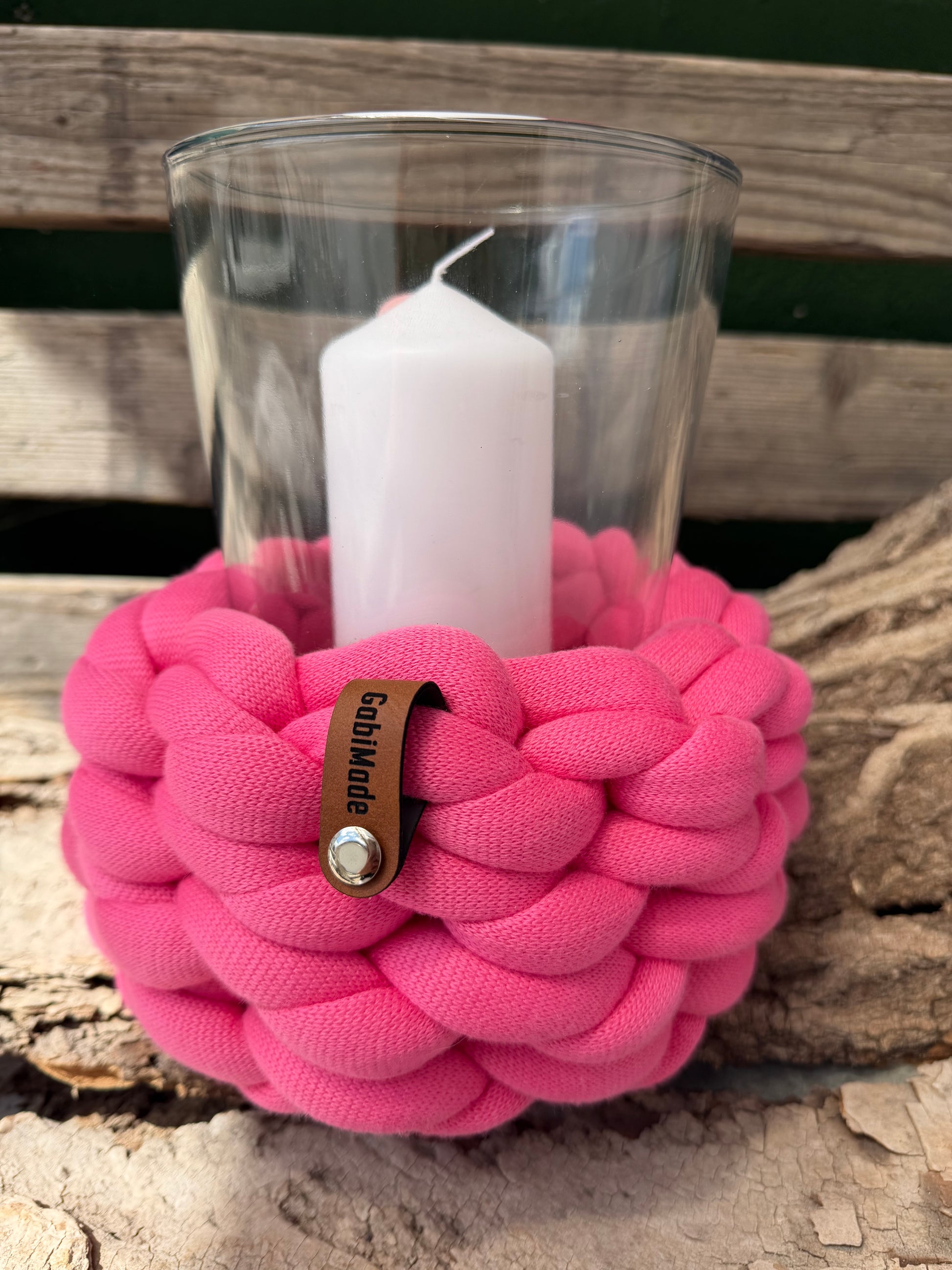 Ein gestricktes pinkes Windlicht mit glaseinsatz 