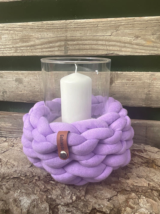 Ein gestricktes lila Windlicht mit glaseinsatz