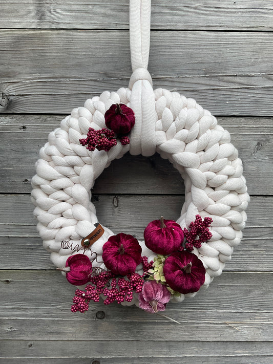 Ein gestrickter dekorierter Türkranz 