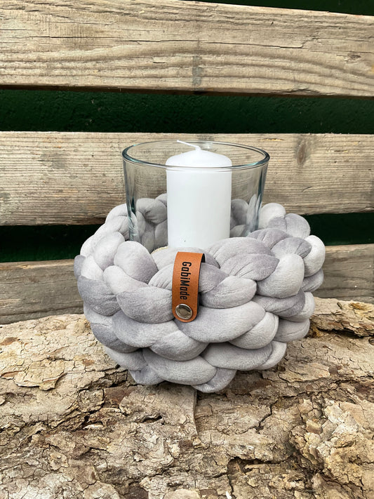 Ein gestricktes graues Windlicht in grau 