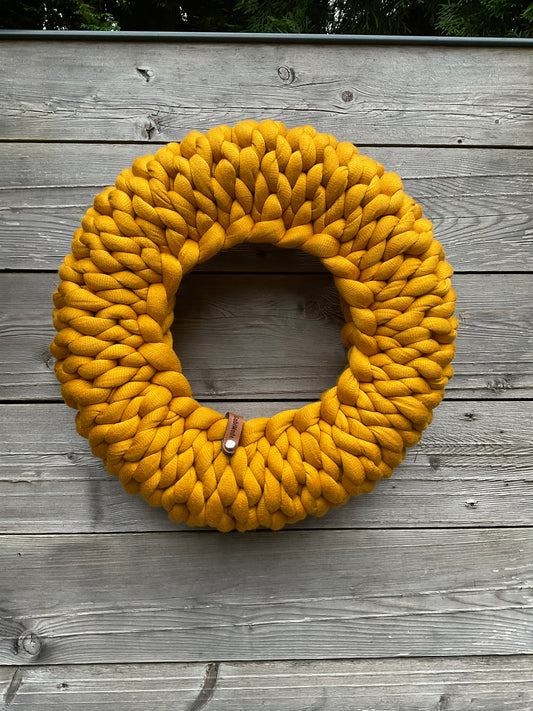 Ein gestrickter Safrangelber Kranz