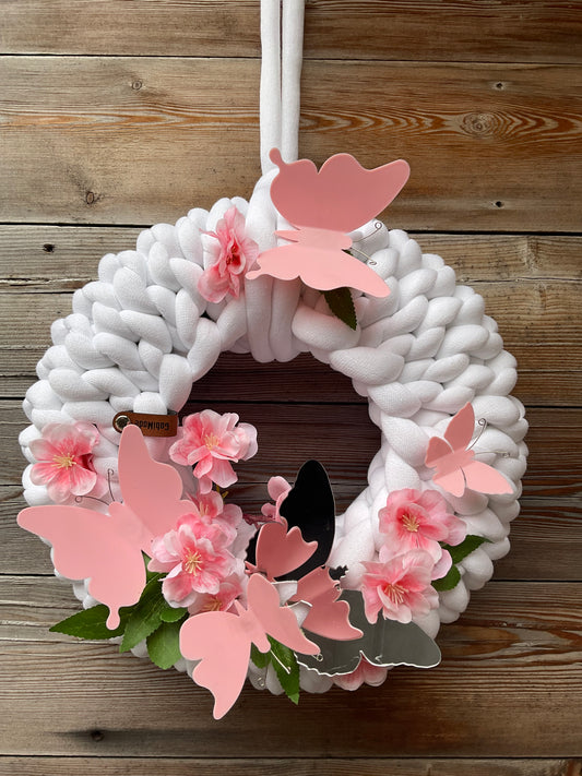 Ein gestrickter geschmückter Kranz 