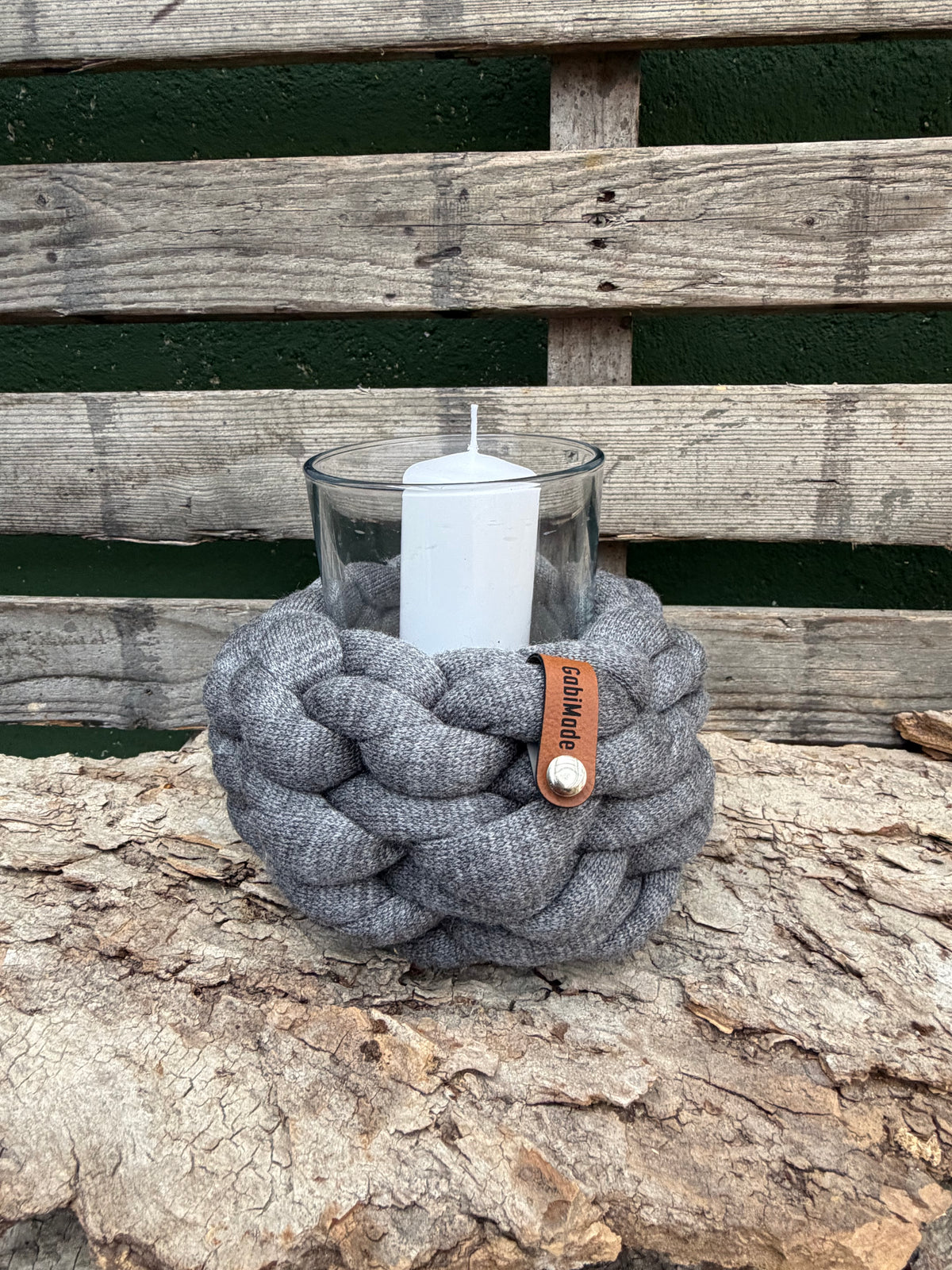 Ein gestricktes Windlicht in grau mini mit Glaseinsatz 