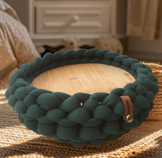 Ein dunkelgrünes gestricktes Tablett mit Holzteller 