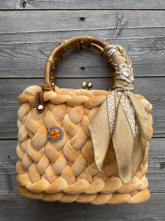 Eine gestrickte beige/Cognacfarbene Trachtentasche mit Tuch und Brosche 