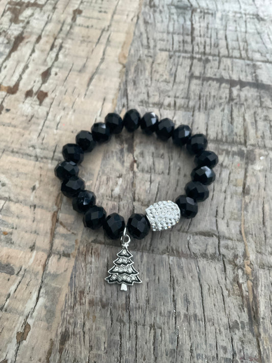 Ein schwarzes Armband mit Tannenbaum Anhänger 