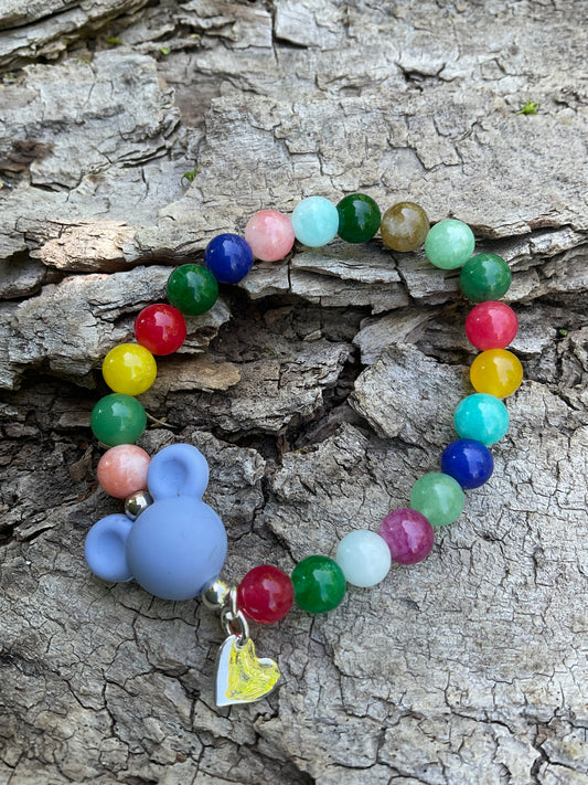 Ein buntes Perlenarmband mit ein er hellblauen Mickey Mouse und einem Herzanhänger.