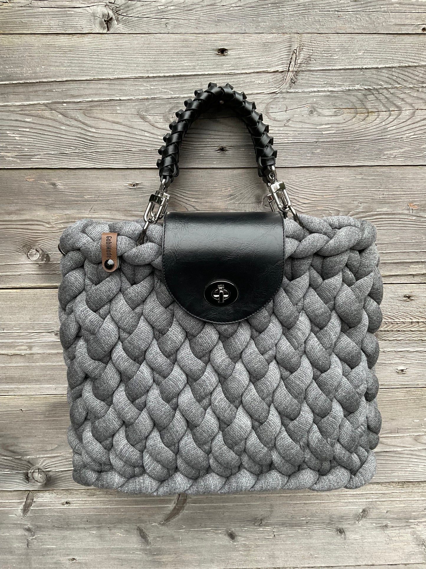 Eine graue gestrickte Business Tasche 