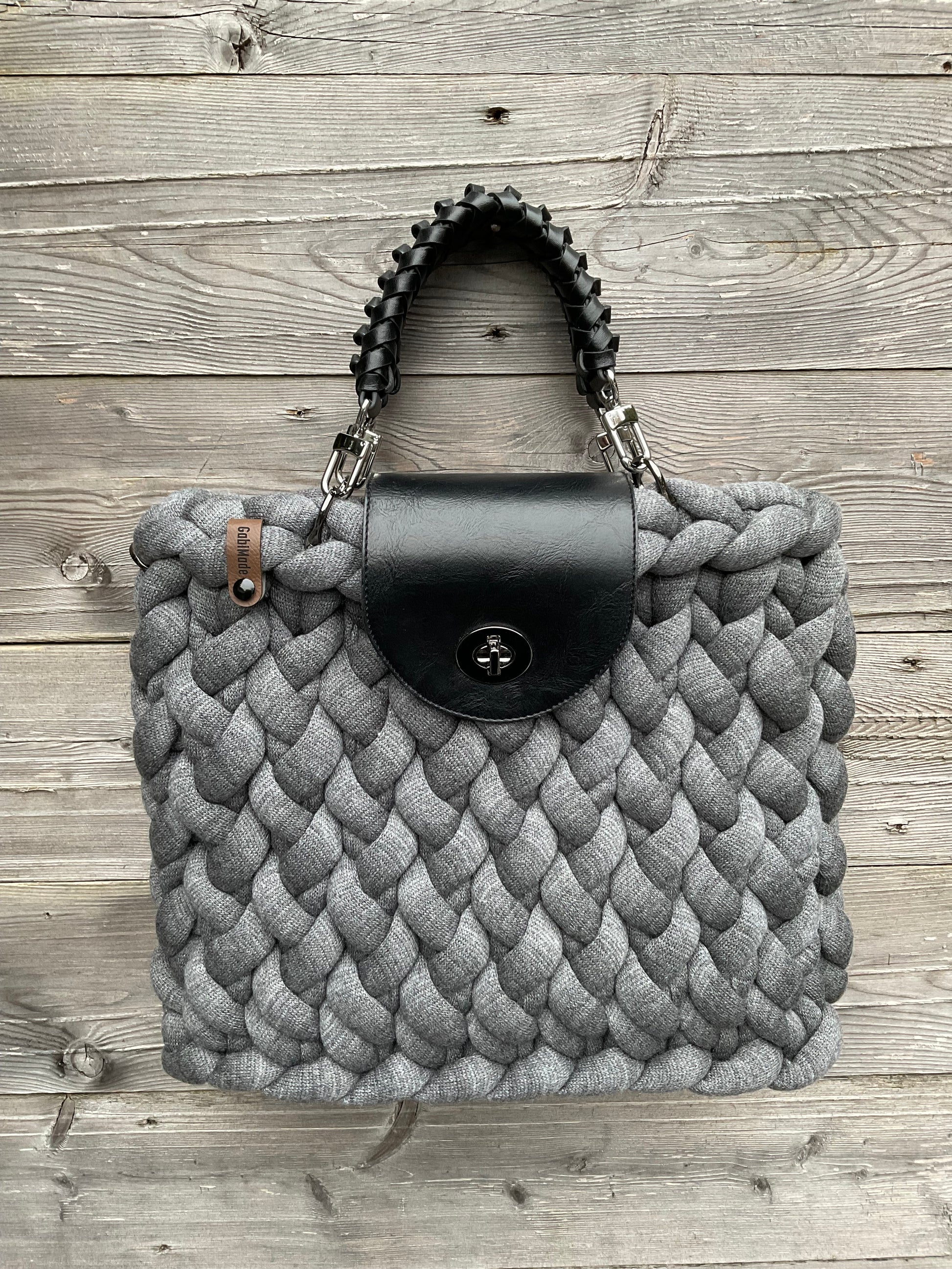 Eine graue gestrickte Business Tasche 