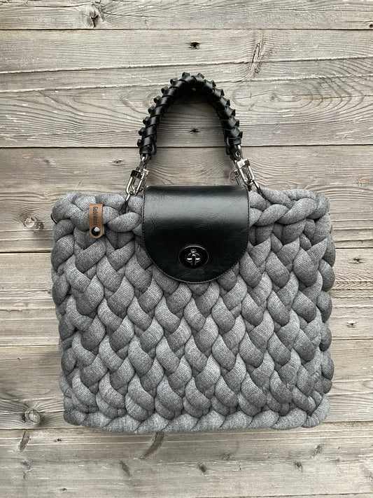 Eine graue gestrickte Business Tasche 