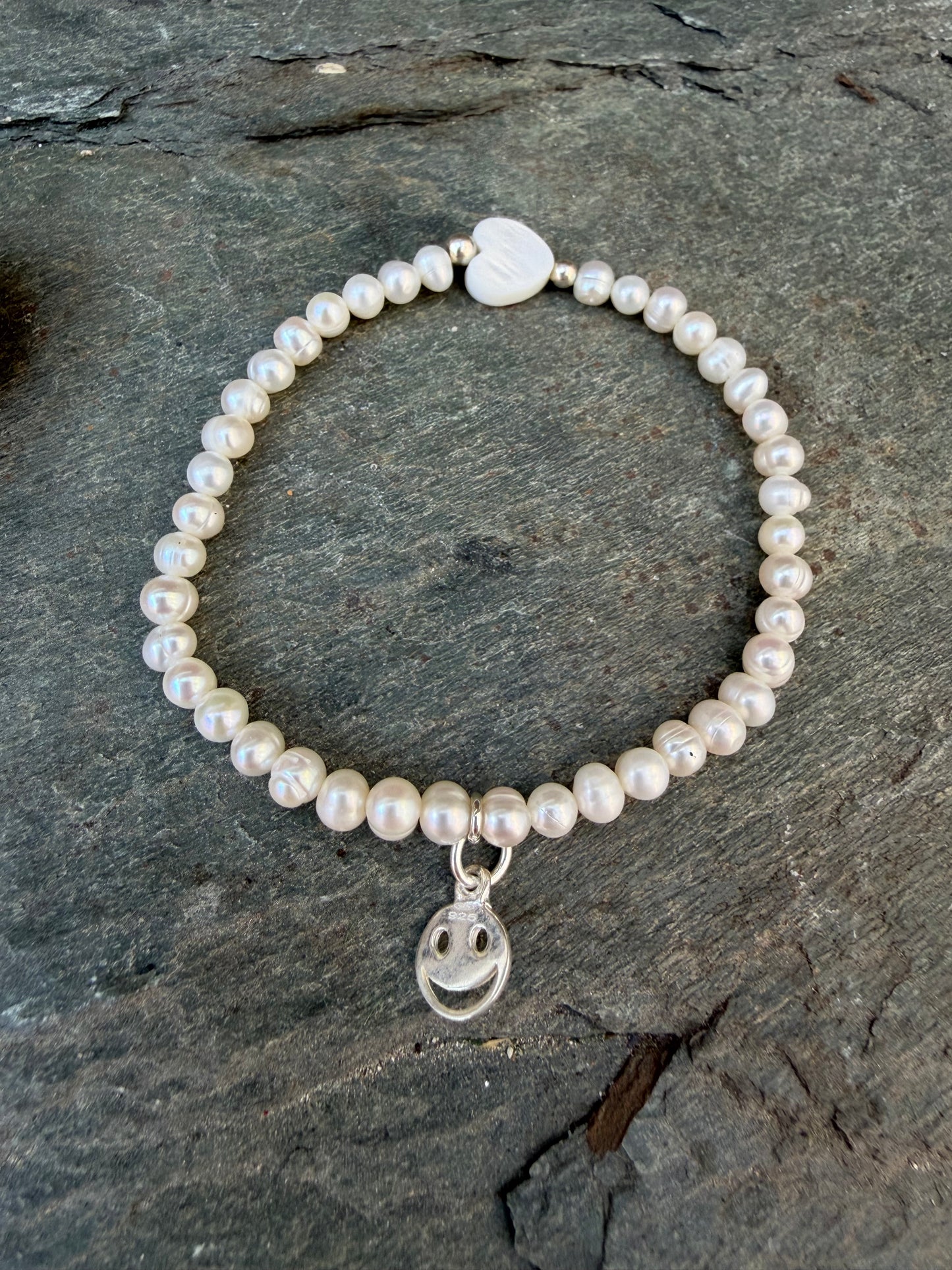 Perlenarmband mit Smileys Anhänger 