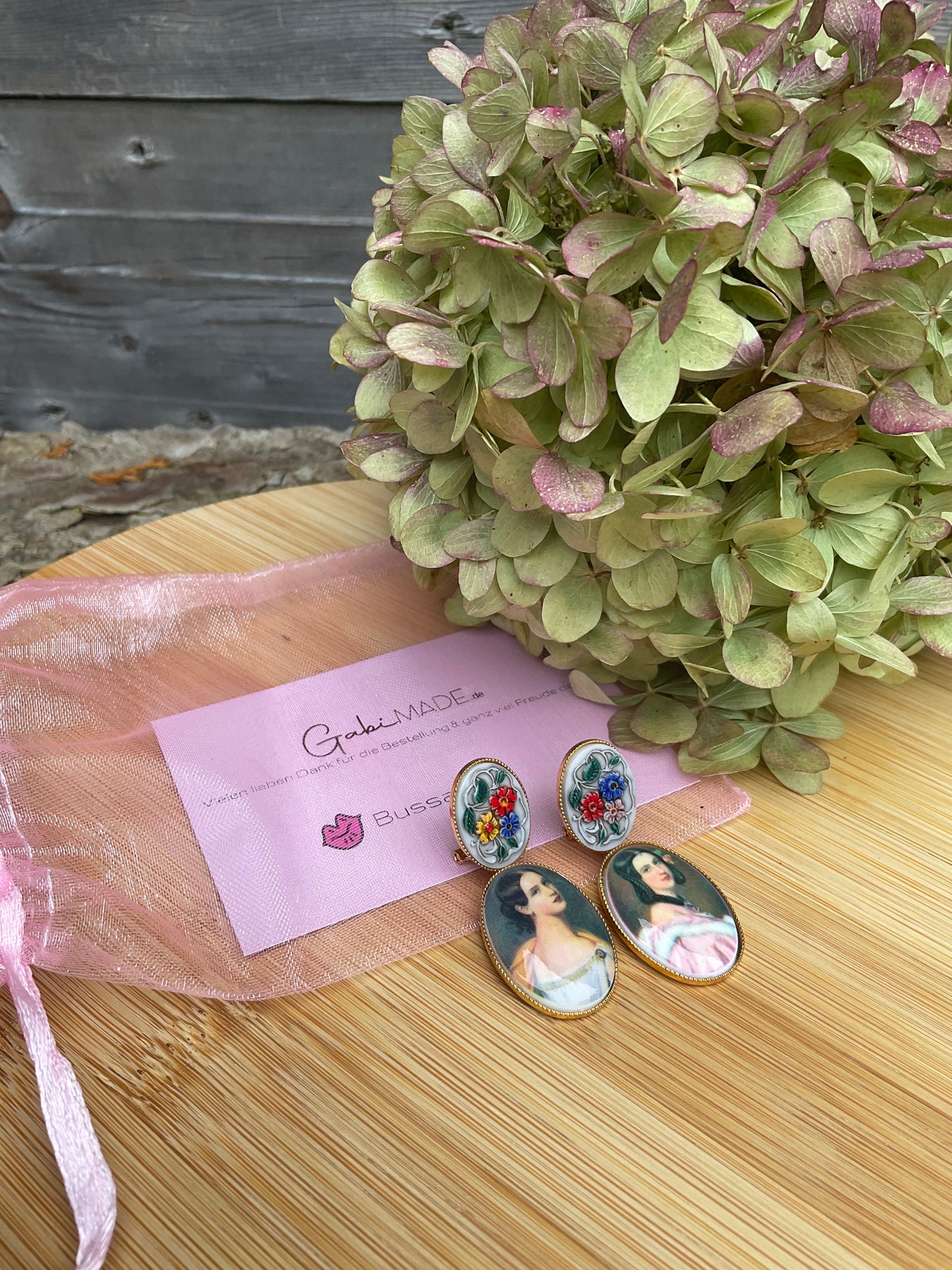 Ohrringe mir Frauenbildern und Blumen