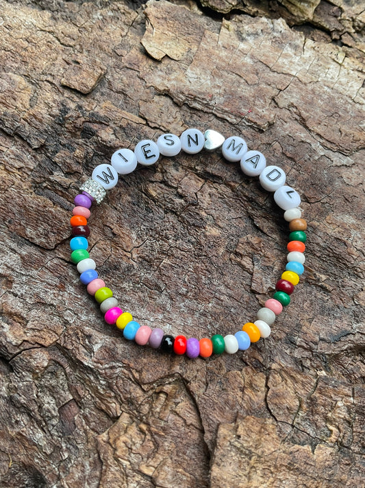 Ein buntes Perlenarmband mit Glitzer und Herz 