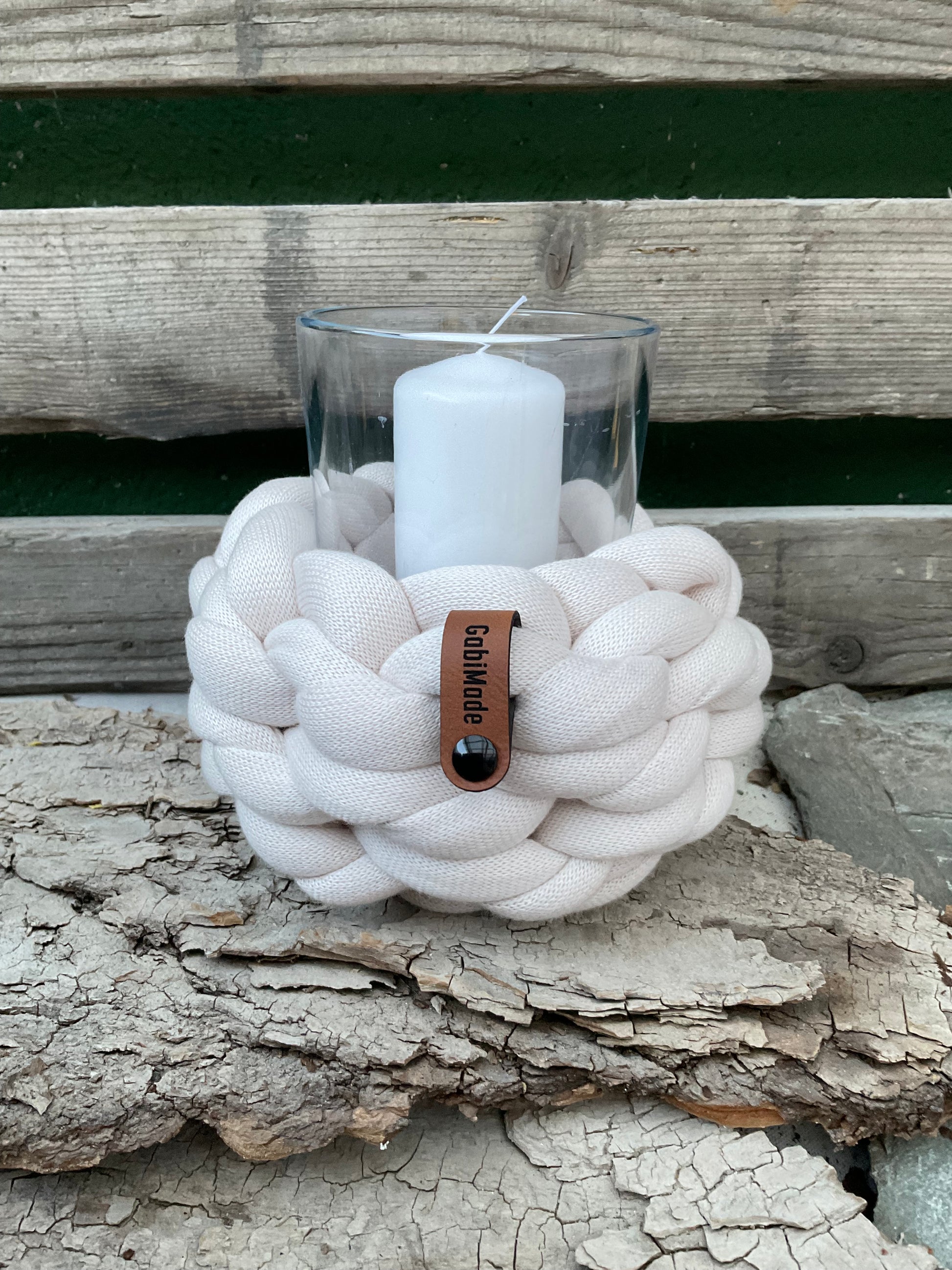 Ein gestricktes Mini Windlicht mit Glaseinsatz und Kerze 