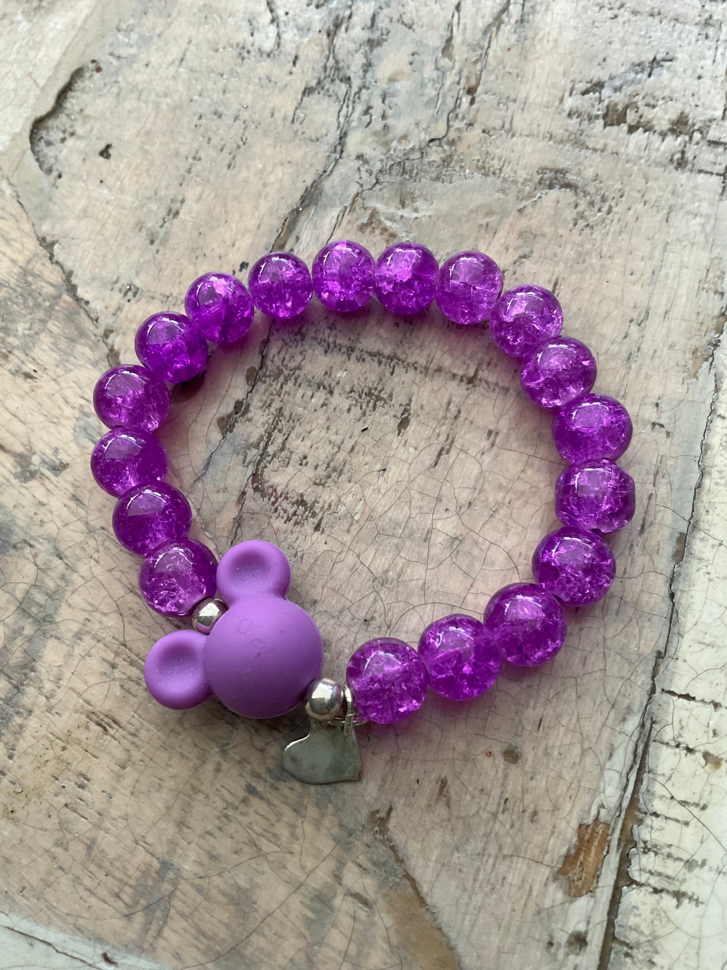 Ein perön mit lila Mickey mouse