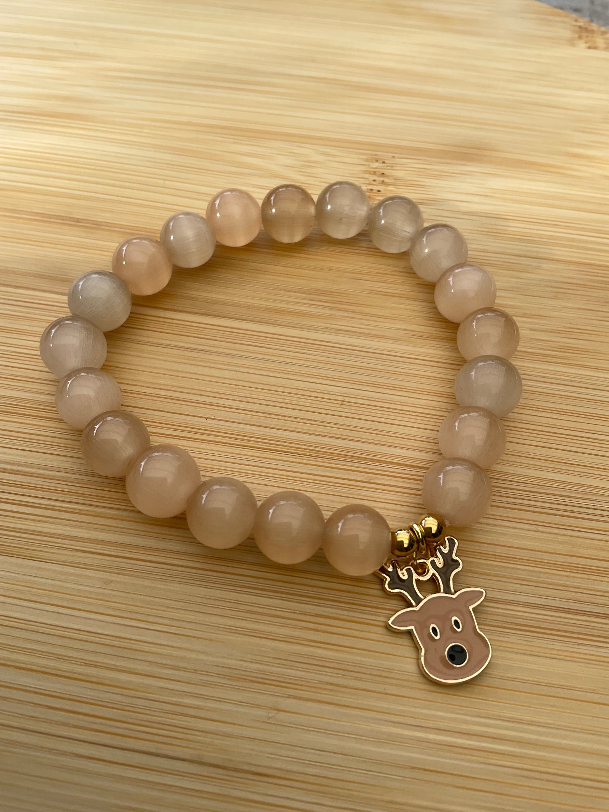 Ein Perlenarmband mit Rentier Anhänger 