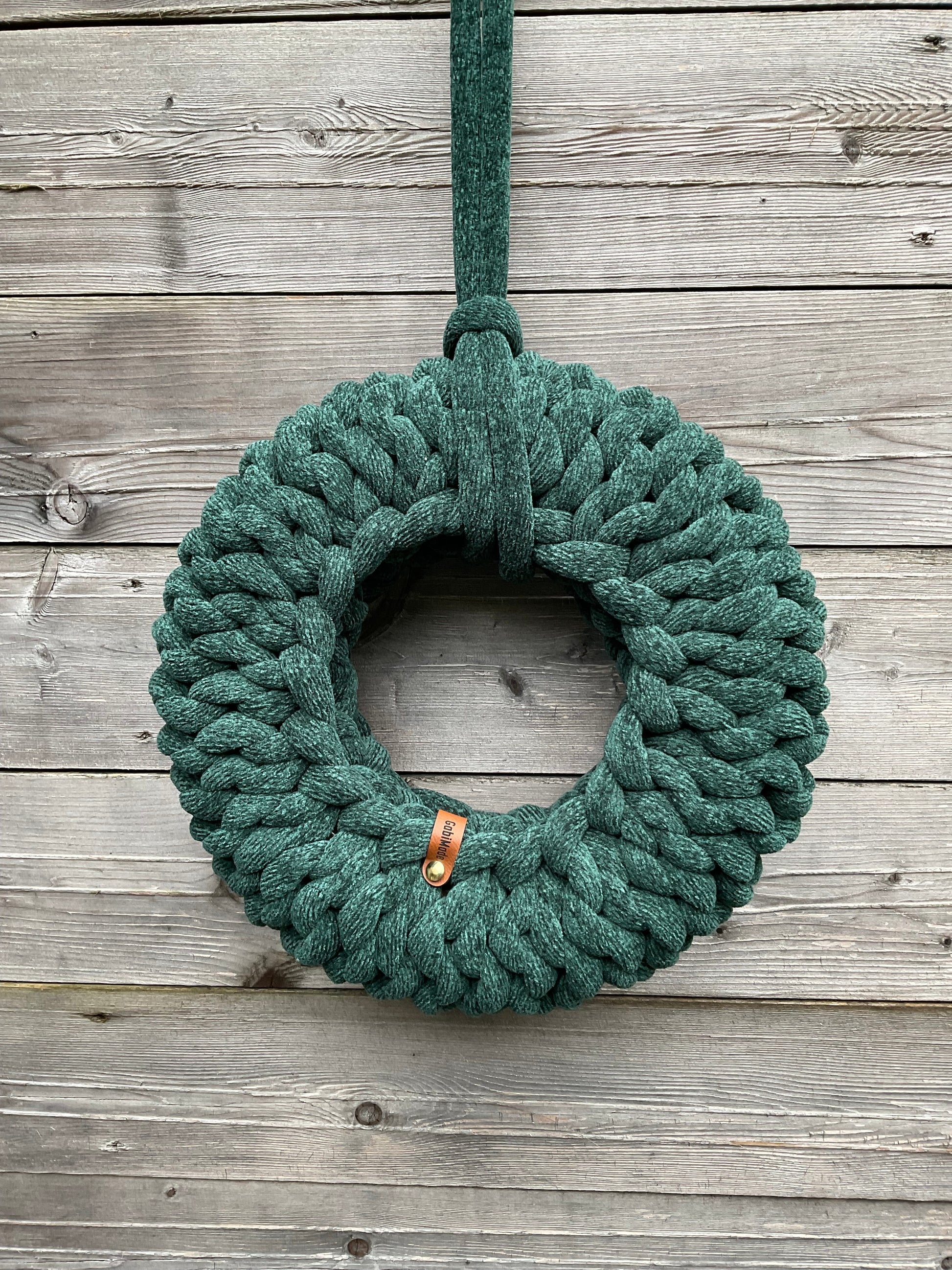 Ein gestrickter grüner Kranz 