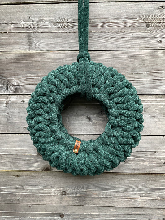 Ein gestrickter grüner Kranz 
