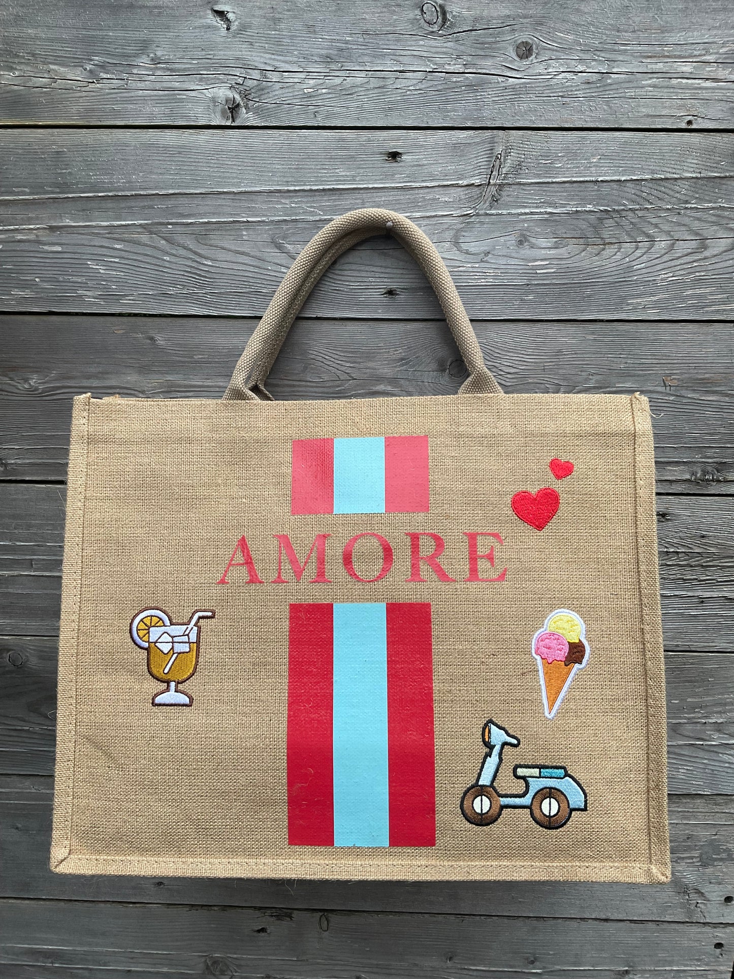 Eine große Jutetasche mit Amore Schriftzug 