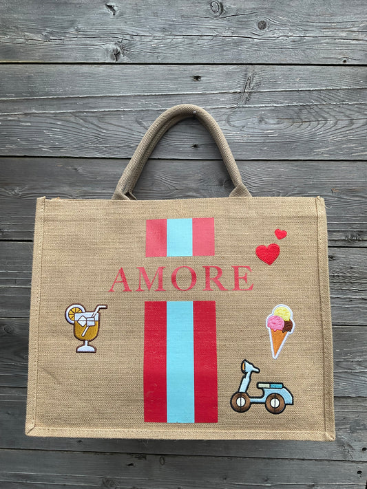 Eine große Jutetasche mit Amore Schriftzug 