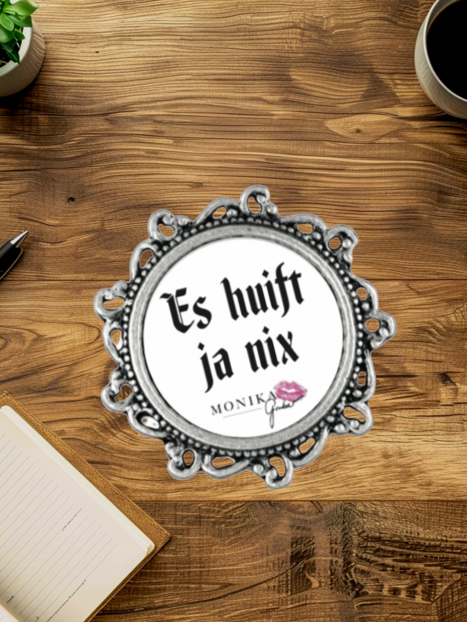 Ein Anstecker mit Spruch 