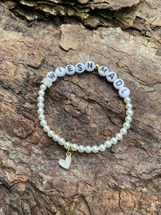 Ein Perlenarmband mit Herzanhänger und Wiesnmadl