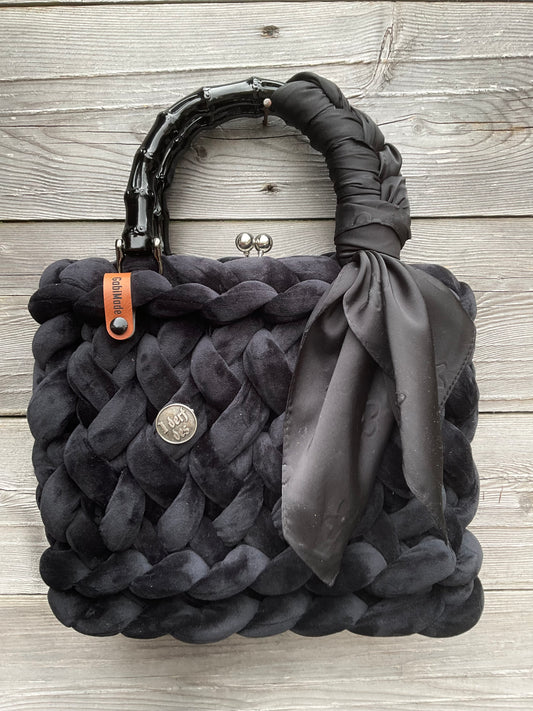 Eine gestrickte schwarze Trachtentasche mit Tuch und Anstecker 