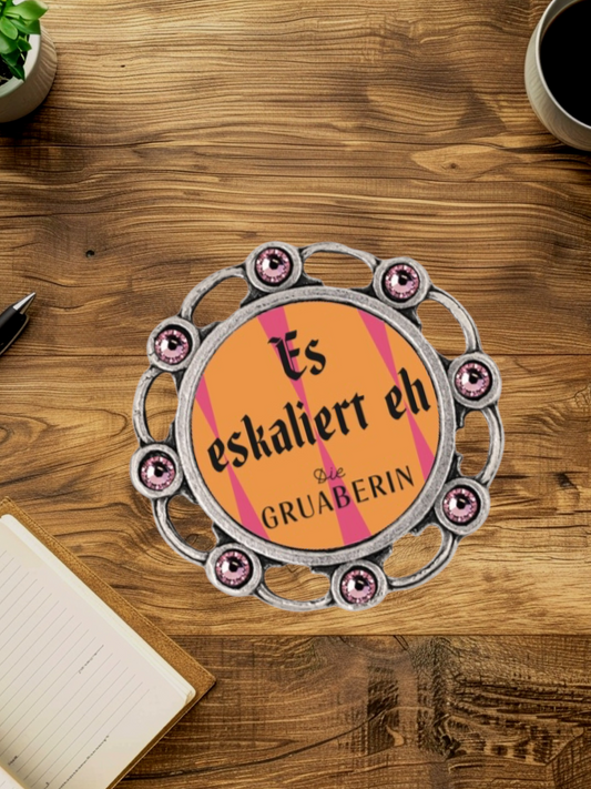 Ein Anstecker mit Spruch 