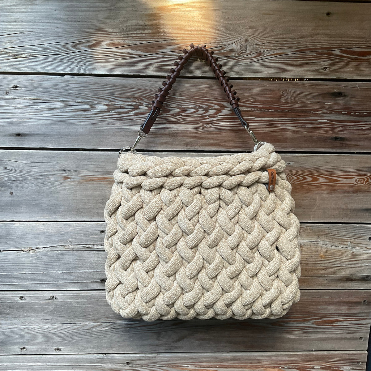 Eine gestrickte Hobobag mit Schultergurt 