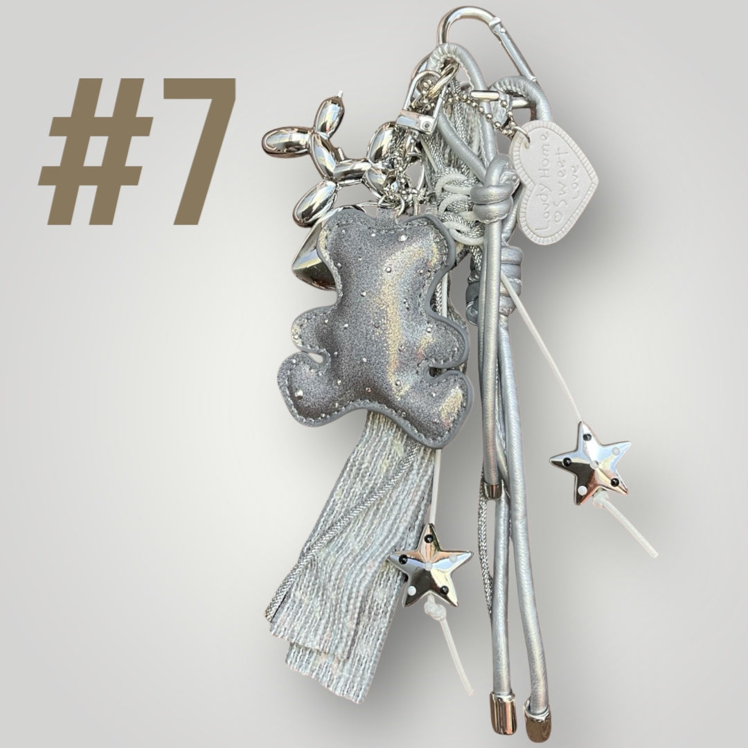 Ein Taschenanhänger in Grau und Silber mir Bär und Sternen 