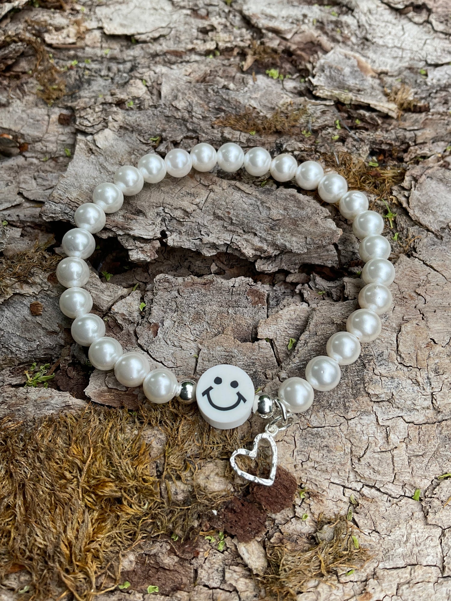 Verschieden handgemachte Armbänder in verschiedenen Farben und Ausführungen.
